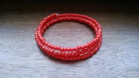 Bracelet avec perles de fantaisies rouges